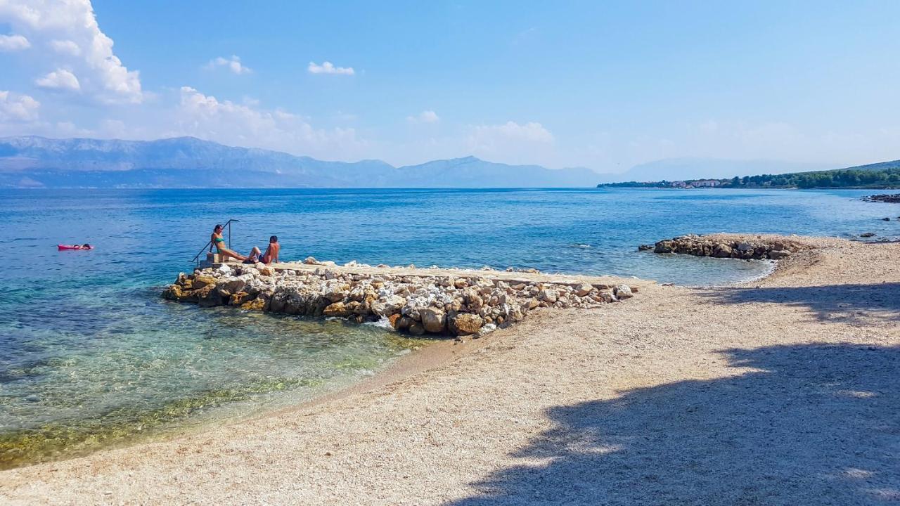 Villa Mista Sutivan Bagian luar foto
