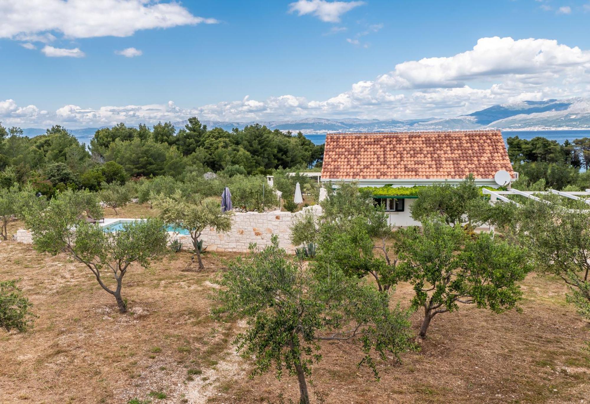 Villa Mista Sutivan Bagian luar foto